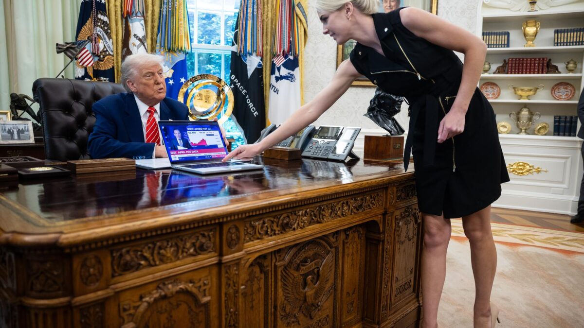 Washington (United States), 30/05/2025.- US President Donald Trump (L) looks on as Natalie Harp, an aide, places a computer playing a news report about the stock market during a press conference in the Oval Office at the White House in Washington, DC, USA, 30 May 2025. EFE/EPA/FRANCIS CHUNG / POOL
