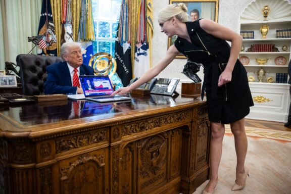 Washington (United States), 30/05/2025.- US President Donald Trump (L) looks on as Natalie Harp, an aide, places a computer playing a news report about the stock market during a press conference in the Oval Office at the White House in Washington, DC, USA, 30 May 2025. EFE/EPA/FRANCIS CHUNG / POOL
