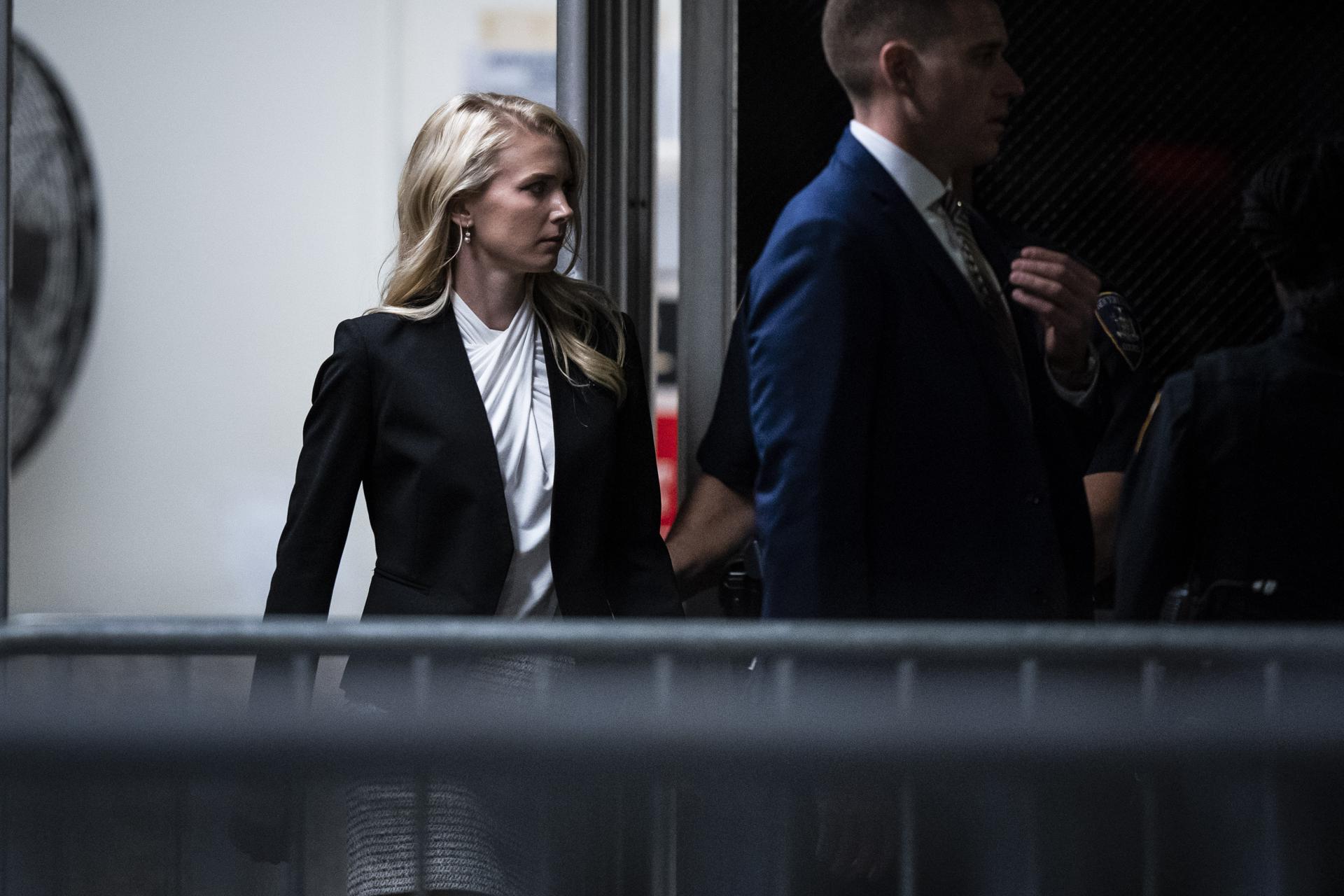 New York (United States), 18/04/2024.- Aide Natalie Harp follows US former president Trump as they return to the courtroom following a break at Manhattan criminal court as jury selection continues in New York, New York, USA, 18 April 2024. Trump's criminal trial resumes with Judge Juan Merchan seeking to complete jury selection. Trump is facing 34 felony counts of falsifying business records related to payments made to adult film star Stormy Daniels during his 2016 presidential campaign. (tormenta, Nueva York) EFE/EPA/JABIN BOTSFORD / POOL