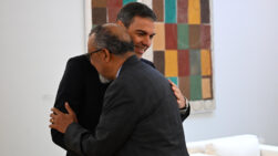 MADRID, 12/05/2026.- El presidente del Gobierno, Pedro Sánchez, y el director general de la Organización Mundial de la Salud, Tedros Adhanom, se saludan antes de la reunión mantenida este martes en el Palacio de la Moncloa para analizar la situación provocada por la crisis de hantavirus. EFE/ Moncloa/Borja Puig de la Bellacasa // SOLO USO EDITORIAL/SOLO DISPONIBLE PARA ILUSTRAR LA NOTICIA QUE ACOMPAÑA (CRÉDITO OBLIGATORIO)