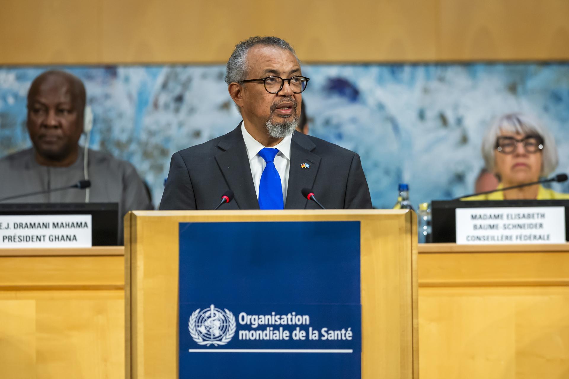 GENEVA (Switzerland), 18/05/2026.- Director General of the World Health Organization (WHO) Tedros Adhanom Ghebreyesus (C) addresses his statement in front of President of Ghana John Dramani Mahama (L) and Swiss Interior Minister Elisabeth Baume-Schneider (R) during the opening of the 79th World Health Assembly (WHA79) at the European headquarters of the United Nations in Geneva, Switzerland, 18 May 2026. (Suiza, Ginebra) EFE/EPA/SALVATORE DI NOLFI