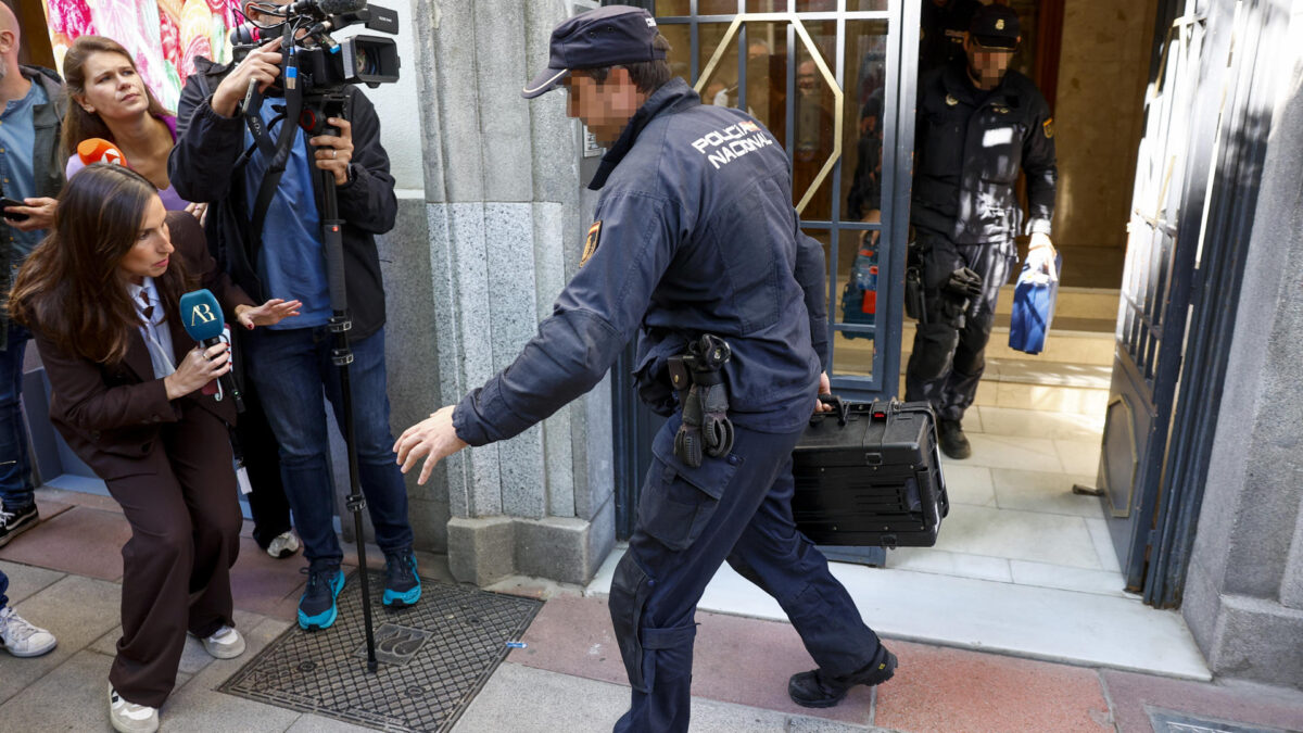 MADRID, 19/05/2026.- Agentes de la Policía Nacional salen del edificio donde se encuentra la oficina del expresidente del Gobierno José Luis Rodríguez Zapatero durante un registro este martes en Madrid. El juzgado central de instrucción número 4 de la Audiencia Nacional ha citado el próximo 2 de junio como imputado al expresidente del Gobierno, el leonés José Luis Rodríguez Zapatero por organización criminal, tráfico de influencias y falsedad en la causa que investiga supuestos cobros de comisiones ilegales en el rescate de la compañía aérea Plus Ultra. EFE/ Rodrigo Jiménez