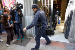 MADRID, 19/05/2026.- Agentes de la Policía Nacional salen del edificio donde se encuentra la oficina del expresidente del Gobierno José Luis Rodríguez Zapatero durante un registro este martes en Madrid. El juzgado central de instrucción número 4 de la Audiencia Nacional ha citado el próximo 2 de junio como imputado al expresidente del Gobierno, el leonés José Luis Rodríguez Zapatero por organización criminal, tráfico de influencias y falsedad en la causa que investiga supuestos cobros de comisiones ilegales en el rescate de la compañía aérea Plus Ultra. EFE/ Rodrigo Jiménez