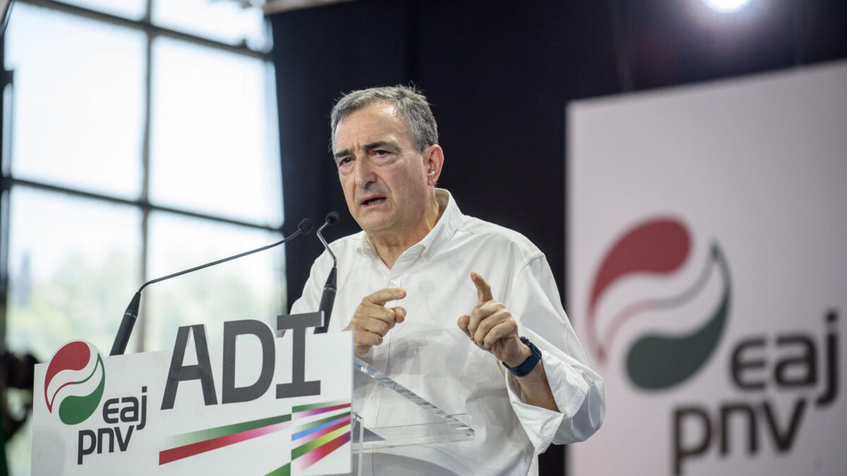 FOTODELDIA DURANGO, 24/05/2026.- El presidente del PNV, Aitor Esteban, interviene durante el mitin que el partido ha organizado este domingo en Durango, Bizkaia, con el lema 'Aurrera Diharduen Indarra', La fuerza que sigue adelante, a un año de las elecciones municipales y forales. EFE/Javier Zorrilla
