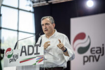 FOTODELDIA DURANGO, 24/05/2026.- El presidente del PNV, Aitor Esteban, interviene durante el mitin que el partido ha organizado este domingo en Durango, Bizkaia, con el lema 'Aurrera Diharduen Indarra', La fuerza que sigue adelante, a un año de las elecciones municipales y forales. EFE/Javier Zorrilla