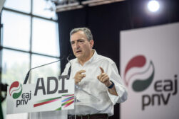 FOTODELDIA DURANGO, 24/05/2026.- El presidente del PNV, Aitor Esteban, interviene durante el mitin que el partido ha organizado este domingo en Durango, Bizkaia, con el lema 'Aurrera Diharduen Indarra', La fuerza que sigue adelante, a un año de las elecciones municipales y forales. EFE/Javier Zorrilla