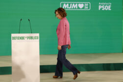 SEVILLA, 17/05/2026.- La candidata del PSOE a la presidencia de la Junta, María Jesús Montero, se dispone a valorar los resultados electorales del partido este domingo en Sevilla. EFE/Julio Muñoz