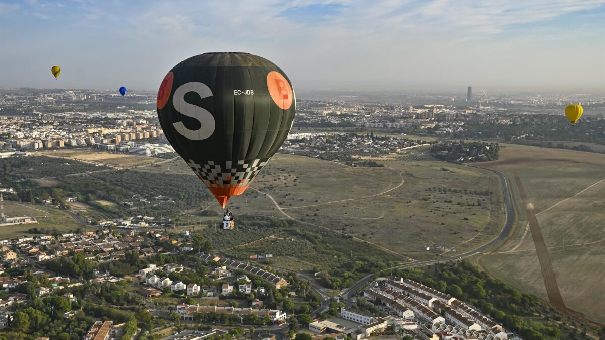Vista de Sevilla (al fondo) tomada desde uno de los globos aerostáticos que sobrevuelan Palomares del Rio.