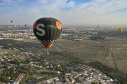 Vista de Sevilla (al fondo) tomada desde uno de los globos aerostáticos que sobrevuelan Palomares del Rio.