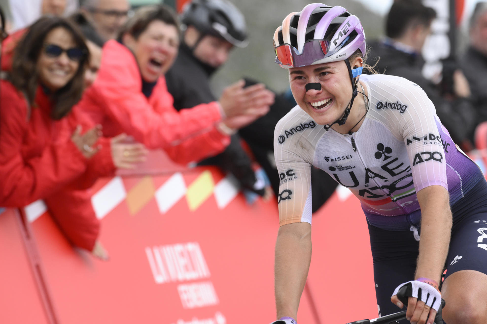 L'ANGLIRU (ASTURIAS), 09/05/2026.- La ciclista española Paula Blasi, del UAE, a su llegada a meta tras la séptima y última etapa de la Vuelta Ciclista a España, este sábado entre Pola de Laviana y L'Angliru, de 132 kilómetros de recorrido.EFE/ Eloy Alonso