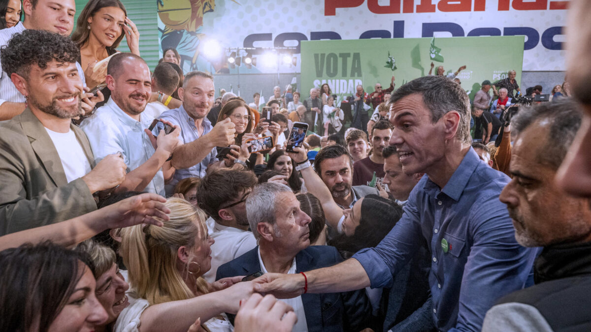 PULIANAS (GRANADA), 13/05/2026.- El presidente del Gobierno, Pedro Sánchez (dcha), saluda a varios asistentes durante un acto público junto a la secretaria general del PSOE de Andalucía y candidata a la Presidencia de la Junta, María Jesús Montero, este miércoles en Pulianas (Granada). EFE/Miguel Ángel Molina