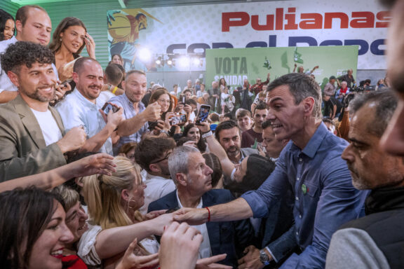 PULIANAS (GRANADA), 13/05/2026.- El presidente del Gobierno, Pedro Sánchez (dcha), saluda a varios asistentes durante un acto público junto a la secretaria general del PSOE de Andalucía y candidata a la Presidencia de la Junta, María Jesús Montero, este miércoles en Pulianas (Granada). EFE/Miguel Ángel Molina