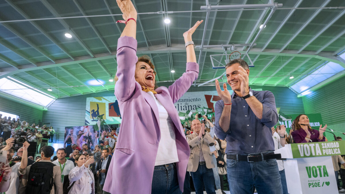 PULIANAS (GRANADA), 13/05/2026.- El presidente del Gobierno, Pedro Sánchez, interviene en un acto público junto a la secretaria general del PSOE de Andalucía y candidata a la Presidencia de la Junta, María Jesús Montero, este miércoles en Pulianas (Granada).-EFE/ Miguel Ángel Molina