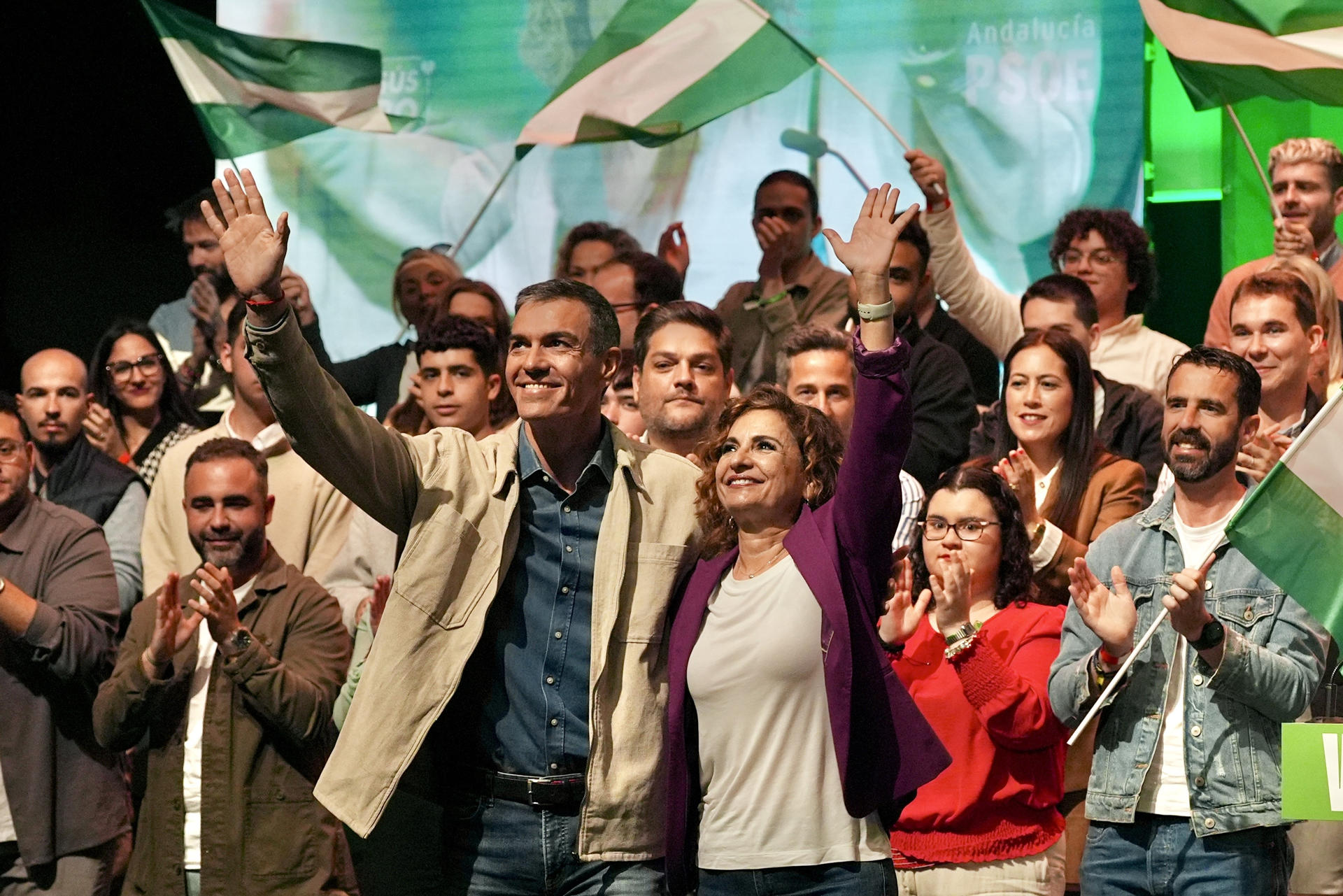 LA LÍNEA DE LA CONCEPCIÓN (CÁDIZ), 10/05/2026.- El presidente del Gobierno y secretario general del PSOE, Pedro Sánchez, y la candidata a la presidencia de la Junta de Andalucía, María Jesús Montero, durante un acto celebrado este domingo en el Campo de Gibraltar. EFE/Román Ríos