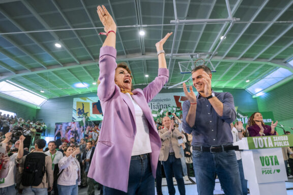 PULIANAS (GRANADA), 13/05/2026.- El presidente del Gobierno, Pedro Sánchez, interviene en un acto público junto a la secretaria general del PSOE de Andalucía y candidata a la Presidencia de la Junta, María Jesús Montero, este miércoles en Pulianas (Granada).-EFE/ Miguel Ángel Molina
