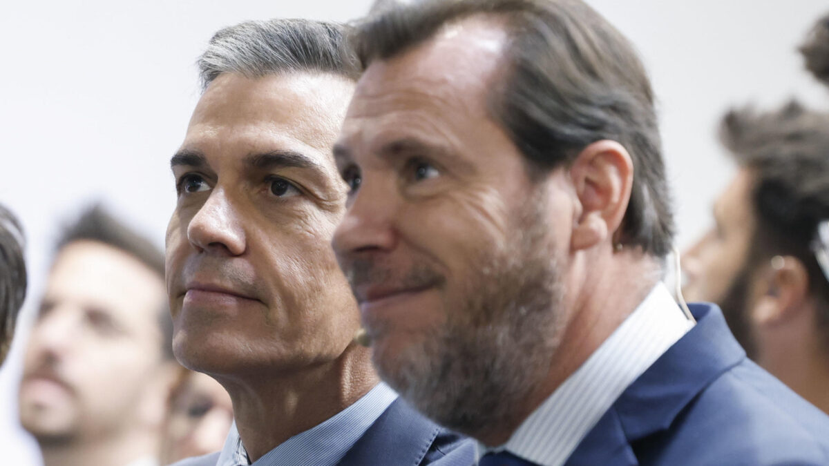 MADRID, 25/05/2026.- El presidente del Gobierno, Pedro Sánchez (i), y el ministro de Transportes, Óscar Puente (d), durante la clausura el acto de presentación de la propuesta de Plan Social para el Clima, que contiene medidas e inversiones para reducir las emisiones de CO2 en el transporte por carretera o los edificios, y cuyo objetivo general es impulsar una transición ecológica socialmente justa, en Madrid, este lunes. EFE/ J.J. Guillen