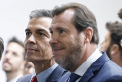 MADRID, 25/05/2026.- El presidente del Gobierno, Pedro Sánchez (i), y el ministro de Transportes, Óscar Puente (d), durante la clausura el acto de presentación de la propuesta de Plan Social para el Clima, que contiene medidas e inversiones para reducir las emisiones de CO2 en el transporte por carretera o los edificios, y cuyo objetivo general es impulsar una transición ecológica socialmente justa, en Madrid, este lunes. EFE/ J.J. Guillen