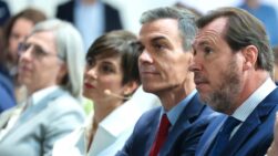 Pedro Sanchez con Oscar Puente e Isabel Rodríguez.
