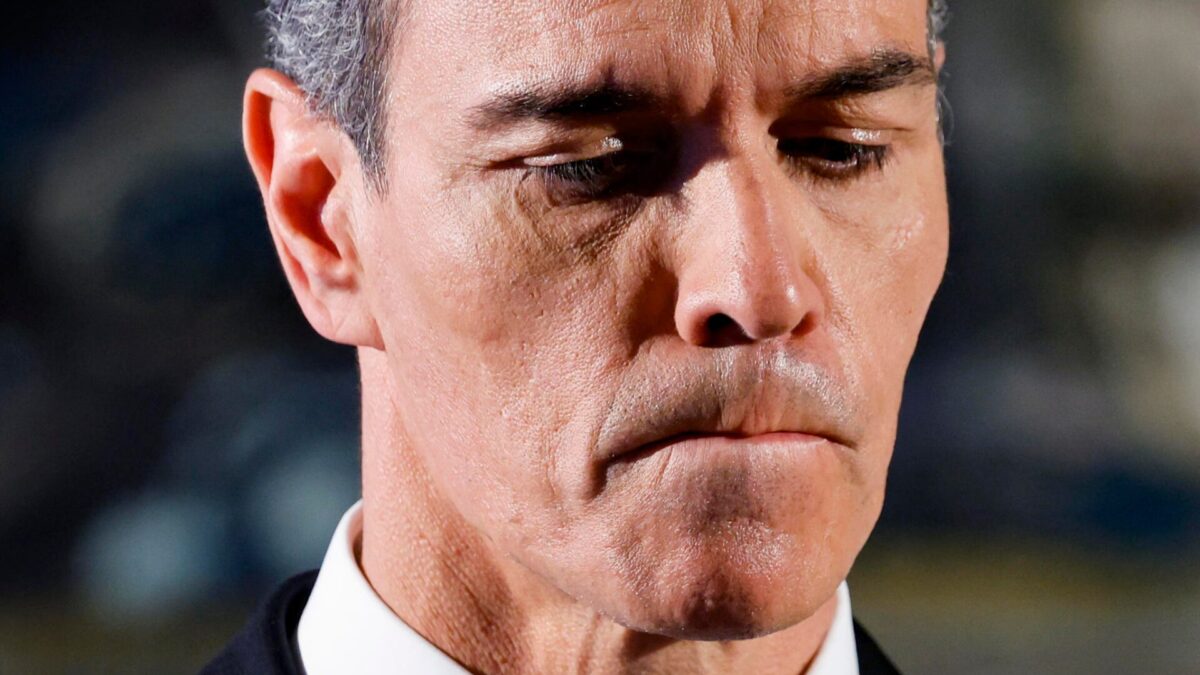 Pedro Sánchez reacciona durante una rueda de prensa en la Embajada de España ante la Santa Sede, en Roma, Italia, el 27 de mayo de 2026.