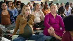 Amy Schumer, junto a Brianne Howey, en 'Algo embarazada'(Netflix)