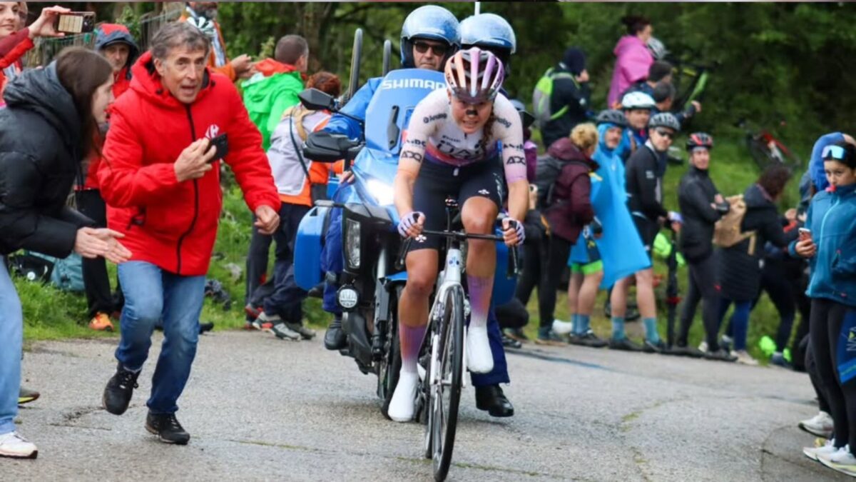 Perico Delgado anima a Paula Blasi en la Vuelta a España