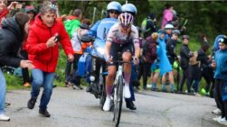 Perico Delgado anima a Paula Blasi en la Vuelta a España