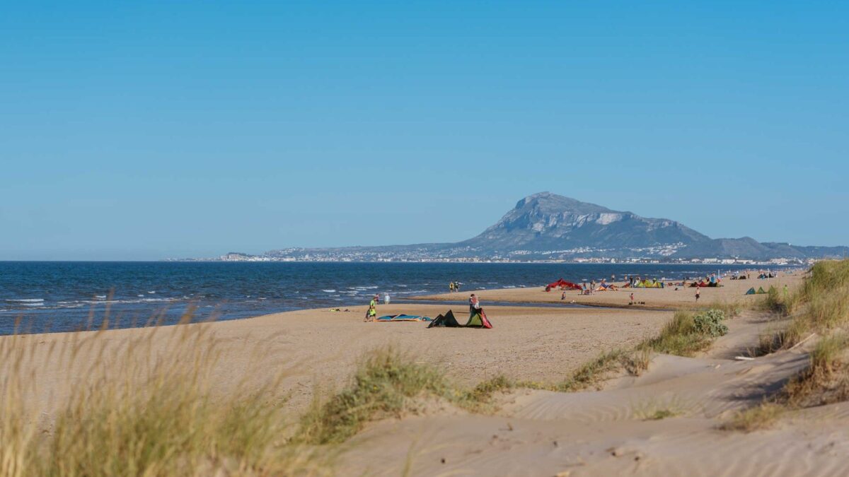 Playa en Oliva (Valencia) con Bandera Azul