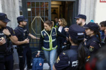 MADRID, 19/05/2026.- Agentes de la Policía Nacional registran la oficina del expresidente del Gobierno José Luis Rodríguez Zapatero este martes en Madrid. El juzgado central de instrucción número 4 de la Audiencia Nacional ha citado el próximo 2 de junio como imputado al expresidente del Gobierno, el leonés José Luis Rodríguez Zapatero por organización criminal, tráfico de influencias y falsedad en la causa que investiga supuestos cobros de comisiones ilegales en el rescate de la compañía aérea Plus Ultra. EFE/ Rodrigo Jiménez