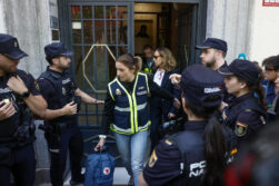 MADRID, 19/05/2026.- Agentes de la Policía Nacional registran la oficina del expresidente del Gobierno José Luis Rodríguez Zapatero este martes en Madrid. El juzgado central de instrucción número 4 de la Audiencia Nacional ha citado el próximo 2 de junio como imputado al expresidente del Gobierno, el leonés José Luis Rodríguez Zapatero por organización criminal, tráfico de influencias y falsedad en la causa que investiga supuestos cobros de comisiones ilegales en el rescate de la compañía aérea Plus Ultra. EFE/ Rodrigo Jiménez