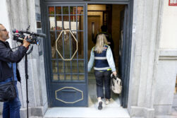 MADRID, 19/05/2026.- Investigadores de la Policía Nacional acceden al edificio donde se encuentra la oficina del expresidente del Gobierno José Luis Rodríguez Zapatero durante un registro este martes en Madrid. El juzgado central de instrucción número 4 de la Audiencia Nacional ha citado el próximo 2 de junio como imputado al expresidente del Gobierno, el leonés José Luis Rodríguez Zapatero por organización criminal, tráfico de influencias y falsedad en la causa que investiga supuestos cobros de comisiones ilegales en el rescate de la compañía aérea Plus Ultra. EFE/ Rodrigo Jiménez