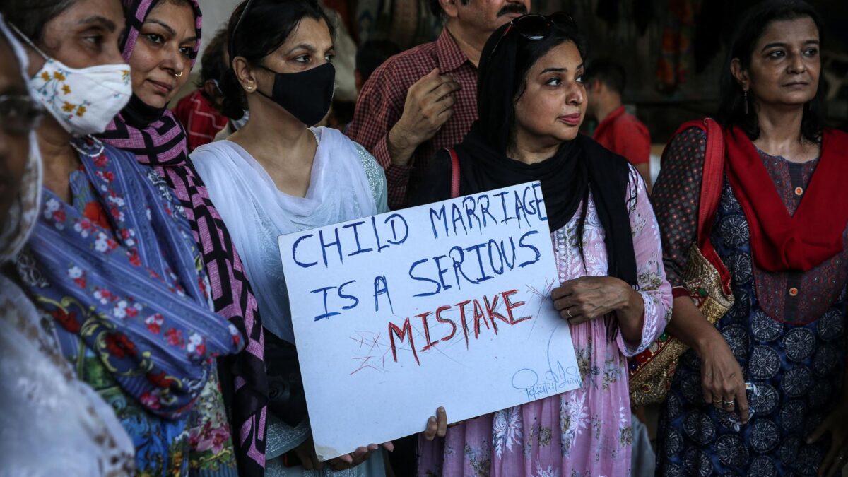 Mumbai (India), 25/09/2021.- People hold placards as they protest against a recent gang-rape case, in Mumbai, India, 25 September 2021. A 15-year-old girl was allegedly gang-raped multiple times over a period of nine months. The victim has named 33 accused and police have registered a case against them under various sections of rape, repeated rape, gang-rape, rape on minor, and provisions of the Protection of Children from Sexual Offences (POSCO) Act. (Protestas) EFE/EPA/DIVYAKANT SOLANKI