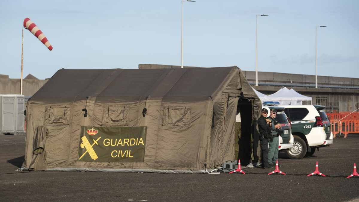 GRANADILLA DE ABONA (TENERIFE), 09/05/2026.- Imagen de una de las carpas instaladas por la Guardia Civil en el puerto de Granadilla de Abona en Tenerife donde en la madrugada de este domingo llegará el crucero MV Hondius, afectado por un brote de hantavirus. EFE/Alberto Valdés