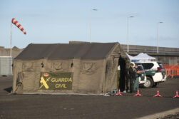 GRANADILLA DE ABONA (TENERIFE), 09/05/2026.- Imagen de una de las carpas instaladas por la Guardia Civil en el puerto de Granadilla de Abona en Tenerife donde en la madrugada de este domingo llegará el crucero MV Hondius, afectado por un brote de hantavirus. EFE/Alberto Valdés
