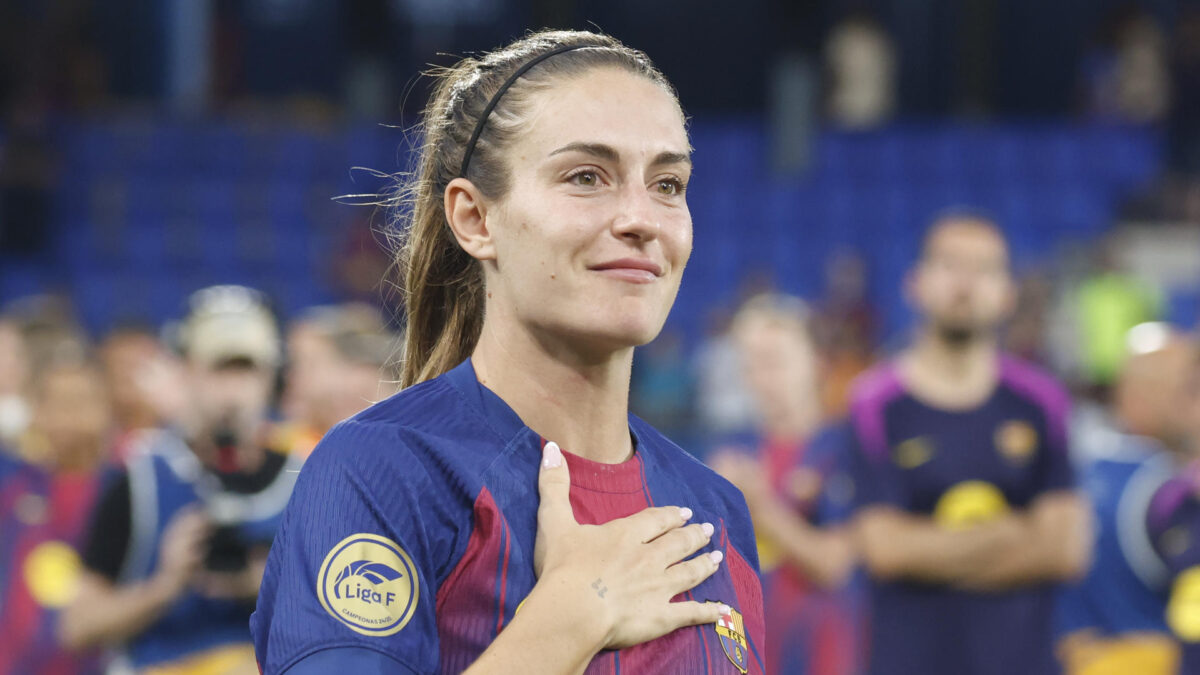 BARCELONA, 27/05/2026.- La centrocampista y capitana del FC Barcelona Alexia Putellas, que abandona el FC Barcelona, se despide de la afición al finalizar el encuentro disputado entre el Barcelona y la Real Sociedad, correspondiente a la jornada 29 de la Liga F, este miércoles en el estadio Johan Cruyff de Barcelona. EFE/ Marta Pérez