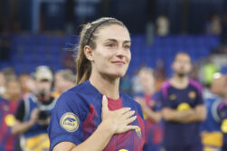 BARCELONA, 27/05/2026.- La centrocampista y capitana del FC Barcelona Alexia Putellas, que abandona el FC Barcelona, se despide de la afición al finalizar el encuentro disputado entre el Barcelona y la Real Sociedad, correspondiente a la jornada 29 de la Liga F, este miércoles en el estadio Johan Cruyff de Barcelona. EFE/ Marta Pérez