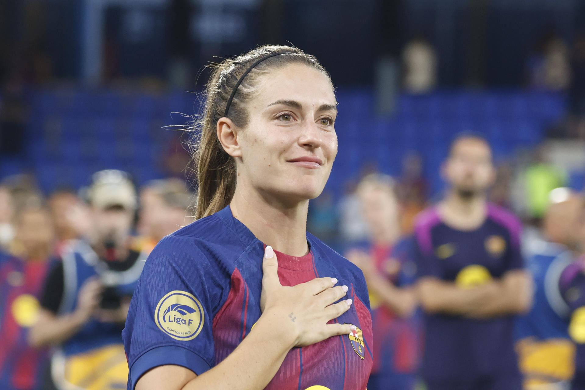 BARCELONA, 27/05/2026.- La centrocampista y capitana del FC Barcelona Alexia Putellas, que abandona el FC Barcelona, se despide de la afición al finalizar el encuentro disputado entre el Barcelona y la Real Sociedad, correspondiente a la jornada 29 de la Liga F, este miércoles en el estadio Johan Cruyff de Barcelona. EFE/ Marta Pérez