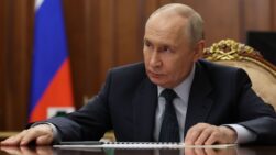 Vladimir Putin se reúne con Sergei Chemezov, director ejecutivo de la corporación estatal Rostec, en el Kremlin, Moscú, Rusia, el 7 de mayo de 2026.