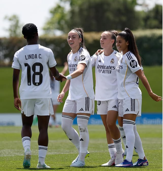 Las jugadoras del Real Madrid celebrando el gol de Athenea
