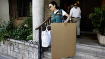 MADRID, 27/05/2026.- Agentes de la Unidad Central Operativa (UCO) de la Guardia Civil se encuentran desde primera hora de esta mañana en un domicilio de Madrid del exvicepresidente de la Junta de Andalucía Gaspar Zarrías en relación al caso Leire que instruye el juez de la Audiencia Nacional Santiago Pedraz. EFE/ Rodrigo Jiménez