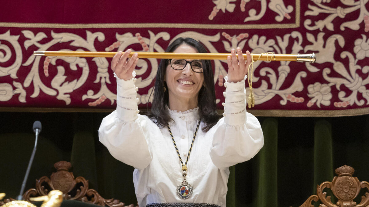 FOTODELDIA SANTIAGO DE COMPOSTELA, 10/04/2026.- Rosa Crujeiras, recibe el bastón de mando y se convierte en la primera mujer rectora de la Universidad de Santiago en más de 500 años de historia de la institución, en presencia del presidente de la Xunta,Alfonso Rueda, viernes en Santiago de Compostela. EFE/Lavandeira jr