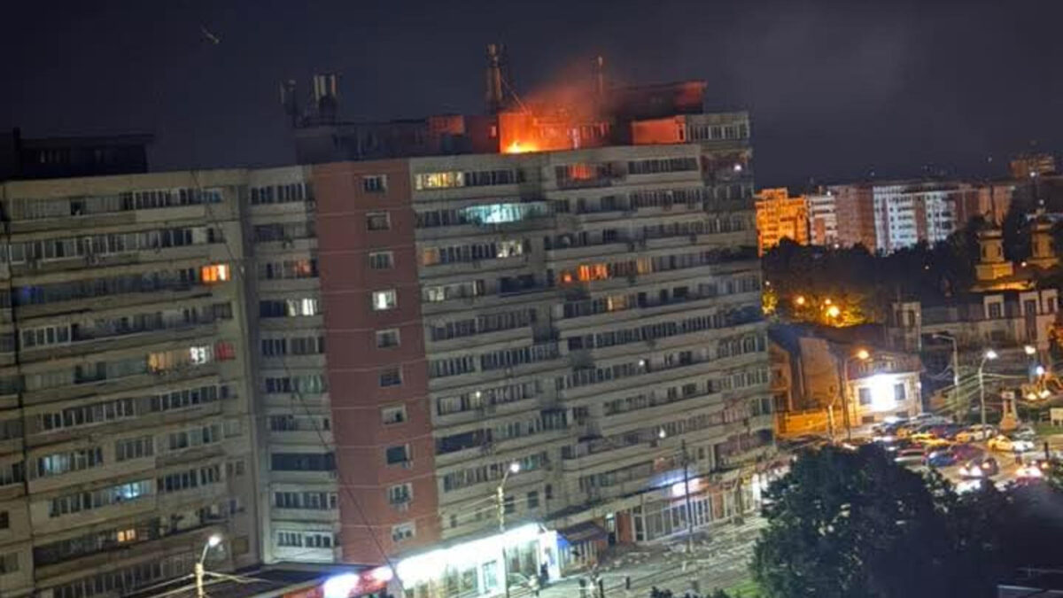 GALATI, 29/05/2026.- Un dron ruso impactó en la madrugada de este viernes contra un edificio de apartamentos en la ciudad rumana de Galati, cerca de la frontera con Ucrania, desatando un incendio que causó heridas leves a dos personas, informaron las autoridades del país balcánico. Según indicó en redes sociales la Inspección General de Situaciones de Emergencia de Rumanía, el dron impactó en el décimo piso del edificio de viviendas y su carga explosiva detonó por completo, lo que obligó a evacuar a unas 70 personas. EFE/ Ministerio de Defensa de Rumanía - SOLO USO EDITORIAL/SOLO DISPONIBLE PARA ILUSTRAR LA NOTICIA QUE ACOMPAÑA (CRÉDITO OBLIGATORIO) -