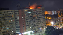 GALATI, 29/05/2026.- Un dron ruso impactó en la madrugada de este viernes contra un edificio de apartamentos en la ciudad rumana de Galati, cerca de la frontera con Ucrania, desatando un incendio que causó heridas leves a dos personas, informaron las autoridades del país balcánico. Según indicó en redes sociales la Inspección General de Situaciones de Emergencia de Rumanía, el dron impactó en el décimo piso del edificio de viviendas y su carga explosiva detonó por completo, lo que obligó a evacuar a unas 70 personas. EFE/ Ministerio de Defensa de Rumanía - SOLO USO EDITORIAL/SOLO DISPONIBLE PARA ILUSTRAR LA NOTICIA QUE ACOMPAÑA (CRÉDITO OBLIGATORIO) -