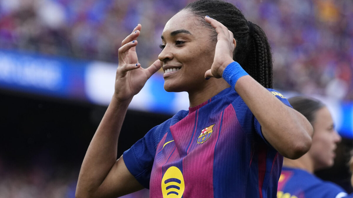 Salma Paralluelo celebrando un gol con el FC Barcelona