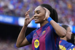 Salma Paralluelo celebrando un gol con el FC Barcelona