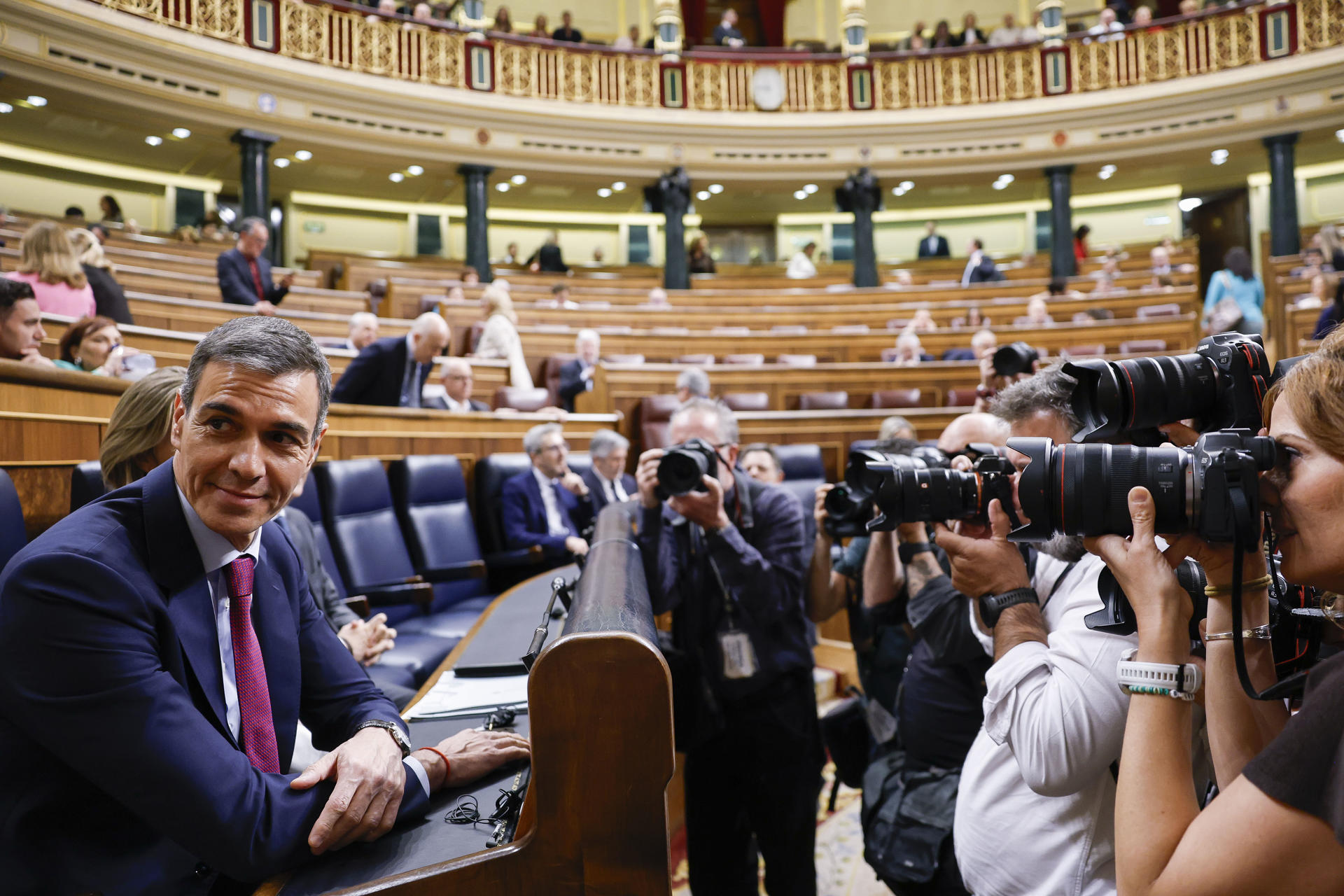 MADRID (ESPAÑA), 20/05/2026.- El presidente del Gobierno, Pedro Sánchez toma asiento a su llegada este miércoles al pleno del Congreso tras la imputación del expresidente José Luis Rodríguez Zapatero en la causa de Plus Ultra, que ha causado conmoción en el PSOE y rearma al PP en su campaña de oposición al jefe del Ejecutivo. EFE/Chema Moya