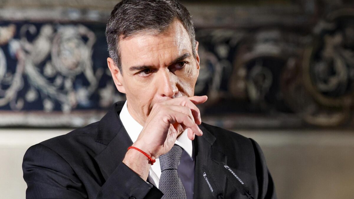 FOTODELDIA ROMA, 27/05/2026.- El presidente del Gobierno, Pedro Sánchez, ofrece una rueda de prensa en la Embajada de España en el Vaticano, este miércoles. Sánchez se reunió este miércoles por primera vez con el papa León XIV en el Vaticano donde constató la sintonía que mantienen en temas como la defensa de la paz, la migración o la inteligencia artificial y donde abordaron la necesidad de diálogo entre iglesia, gobierno y sociedad. EFE/Fabio Frustaci