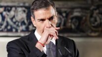 FOTODELDIA ROMA, 27/05/2026.- El presidente del Gobierno, Pedro Sánchez, ofrece una rueda de prensa en la Embajada de España en el Vaticano, este miércoles. Sánchez se reunió este miércoles por primera vez con el papa León XIV en el Vaticano donde constató la sintonía que mantienen en temas como la defensa de la paz, la migración o la inteligencia artificial y donde abordaron la necesidad de diálogo entre iglesia, gobierno y sociedad. EFE/Fabio Frustaci