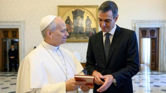 El presidente del Gobierno, Pedro Sánchez, y el Papa León XIV.