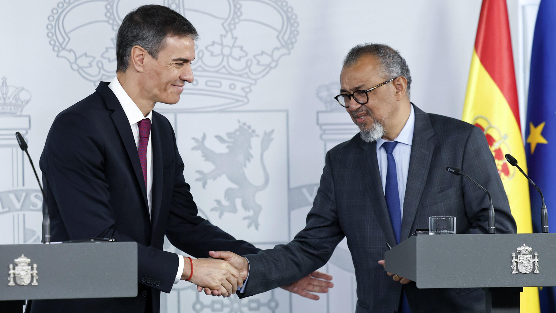 MADRID, 12/05/2026.- El presidente del Gobierno, Pedro Sánchez, y el director general de la Organización Mundial de la Salud, Tedros Adhanom, se dan la mano al finalizar la rueda de prensa que han ofrecido tras la reunión mantenida este martes en el Palacio de la Moncloa para analizar la situación provocada por la crisis de hantavirus. EFE/ Chema Moya