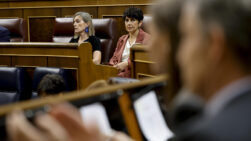 La diputada del PNV Maribel Vaquero observa a Feijóo desde su escaño durante la sesión de control